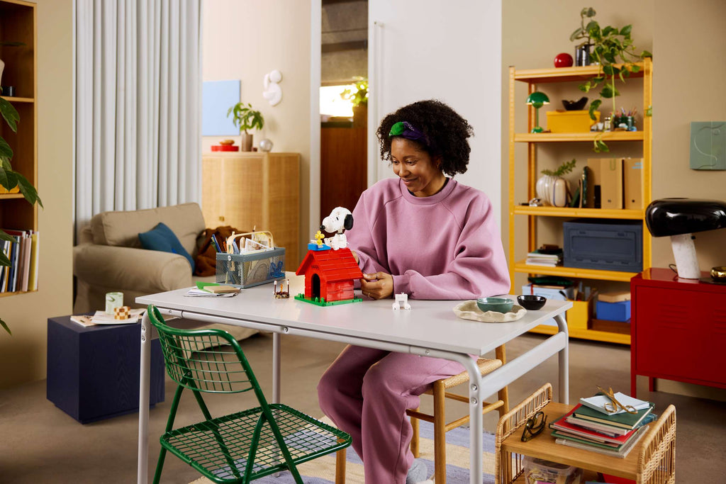 LEGO Ideas Peanuts: Snoopy's Doghouse play scene