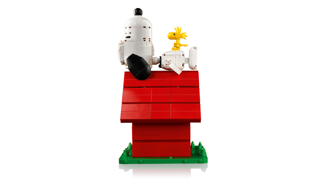LEGO Ideas Peanuts: Snoopy's Doghouse detail view