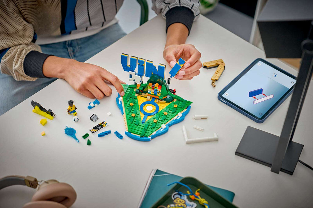 LEGO Editions Vini Jr. - Football Highlights 43027 being built