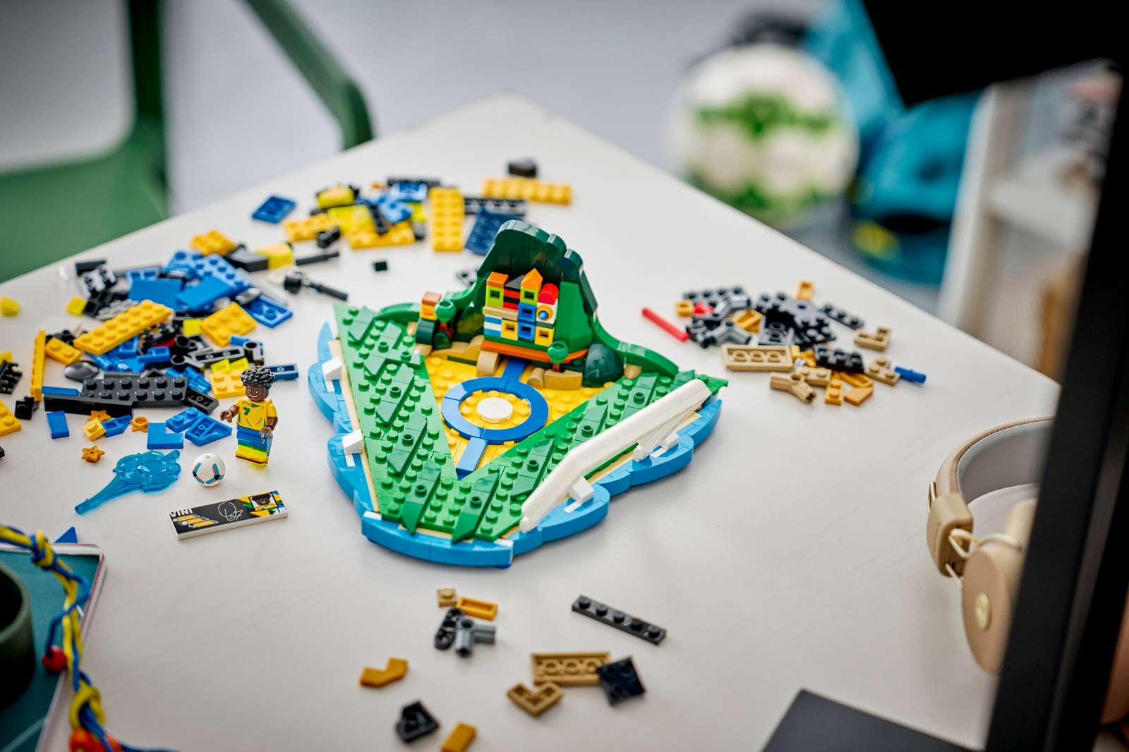 LEGO Editions Vini Jr. - Football Highlights 43027 being built