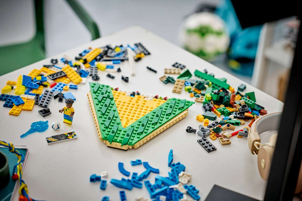 LEGO Editions Vini Jr. - Football Highlights 43027 being built