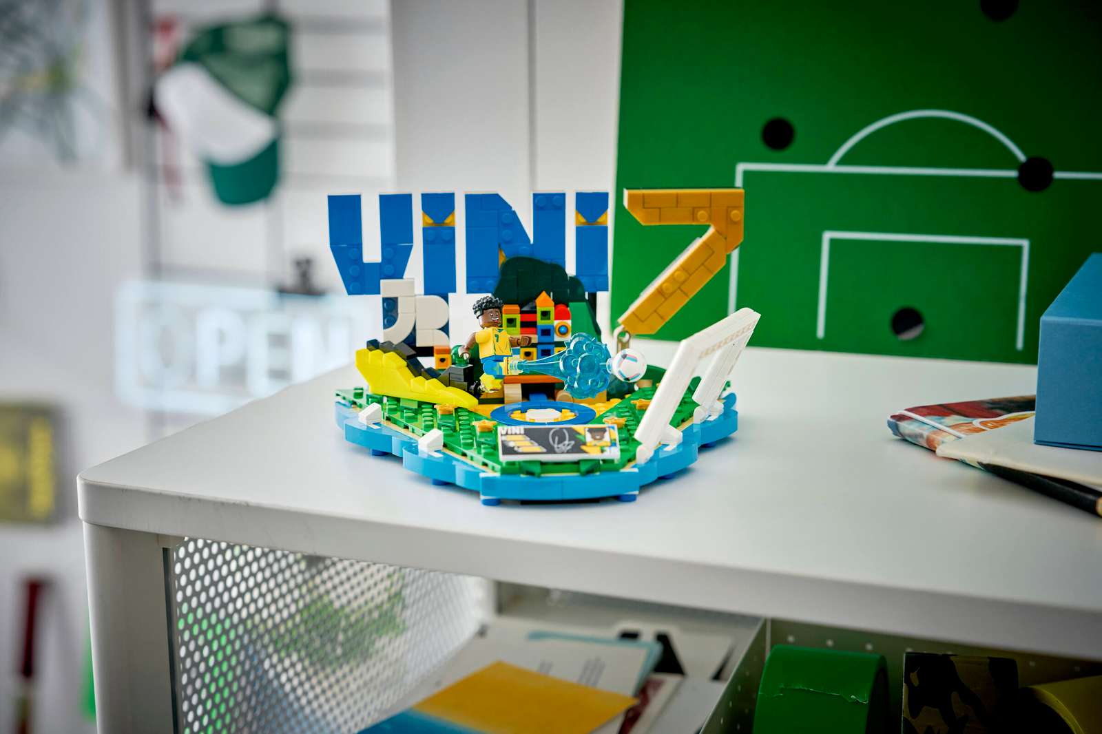 LEGO Editions Vini Jr. - Football Highlights 43027 on display
