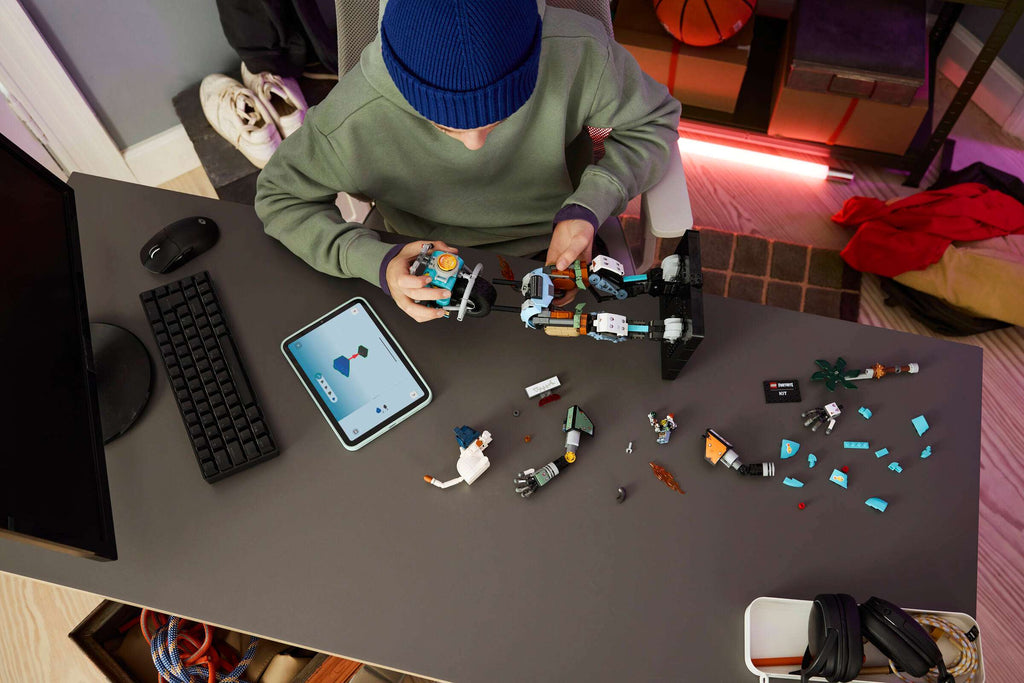 LEGO Fortnite KIT 77081 being built