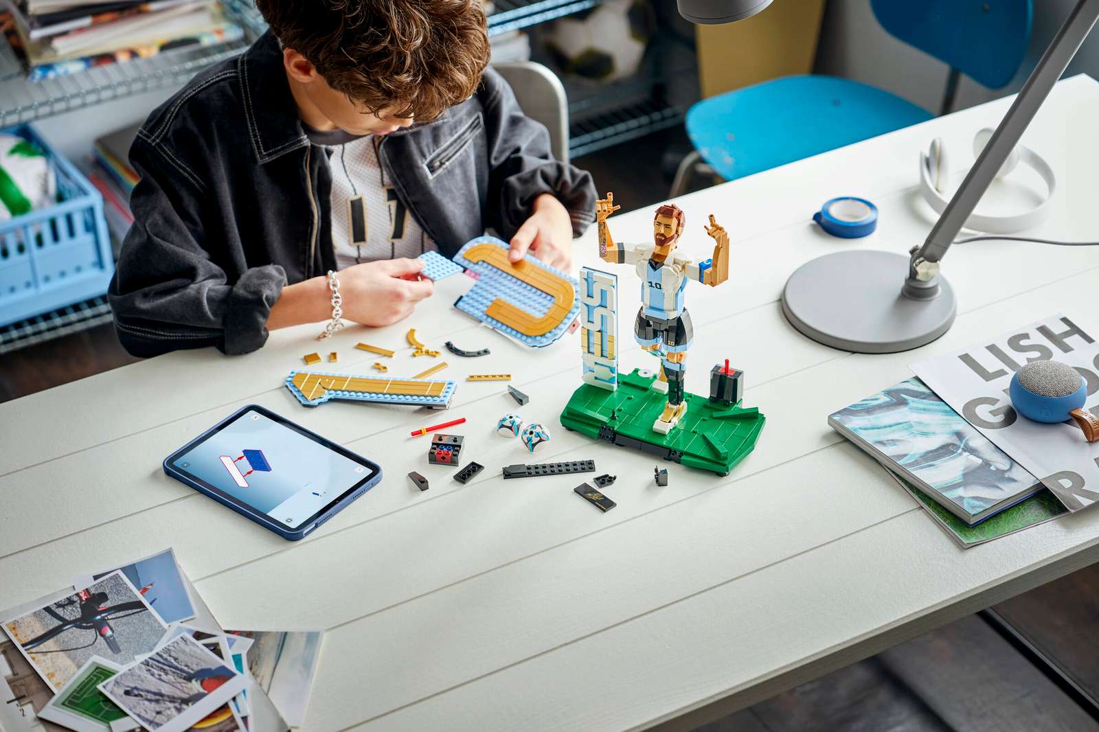 LEGO Editions Lionel Messi - Football Legend 43015 being built