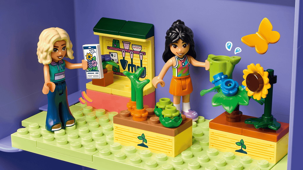 LEGO Friends Creative Dollhouse Suitcase 42697 detail view