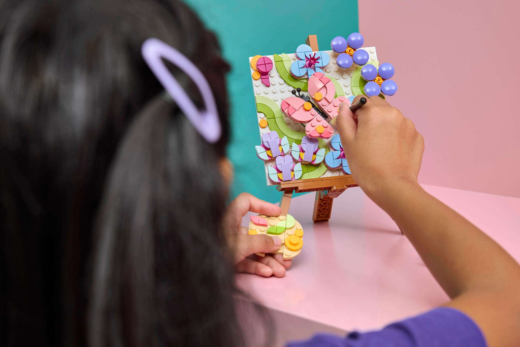 LEGO Creator 3-in-1 Floral Art Decor Painting 31390 play scene