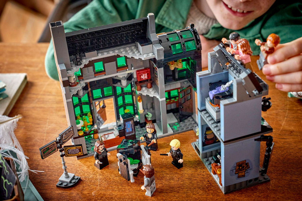 LEGO Harry Potter Knockturn Alley Wizarding Shops 76471 play scene