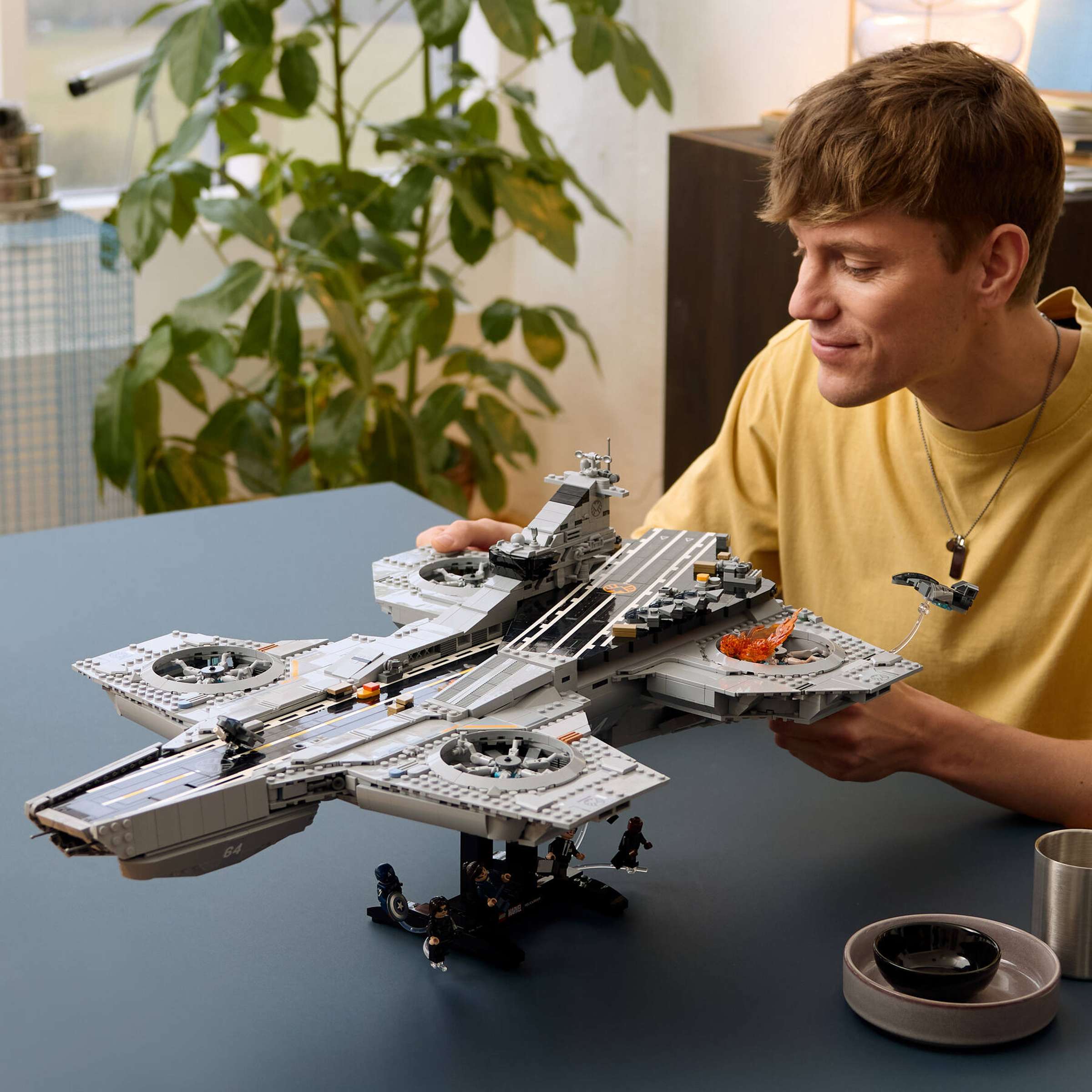 LEGO Marvel S.H.I.E.L.D. Helicarrier 76354 play scene