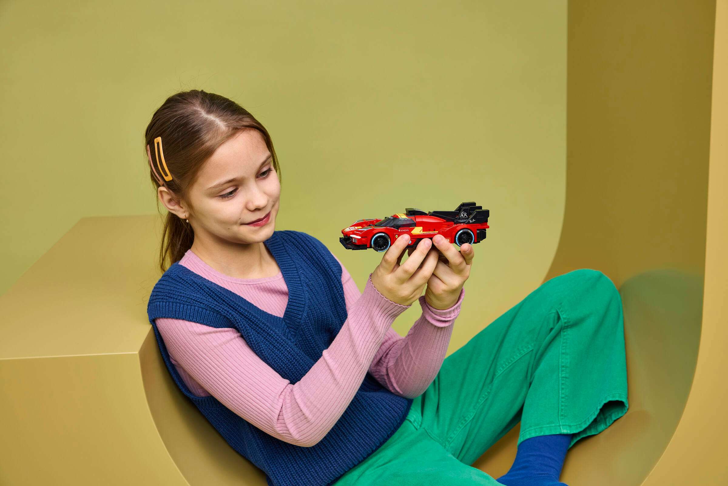 LEGO Speed Champions Ferrari 499P 77261 play scene