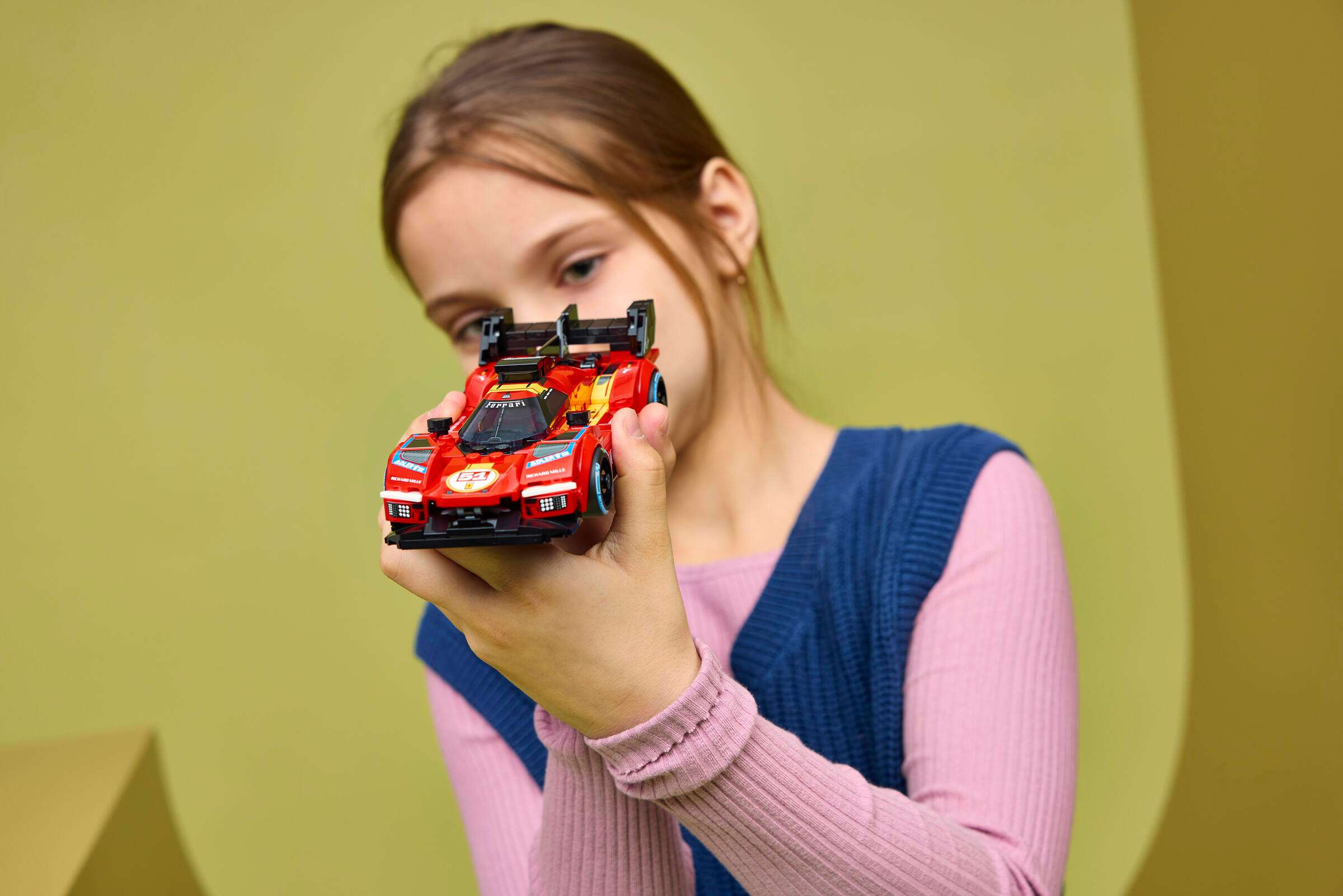 LEGO Speed Champions Ferrari 499P 77261 play scene