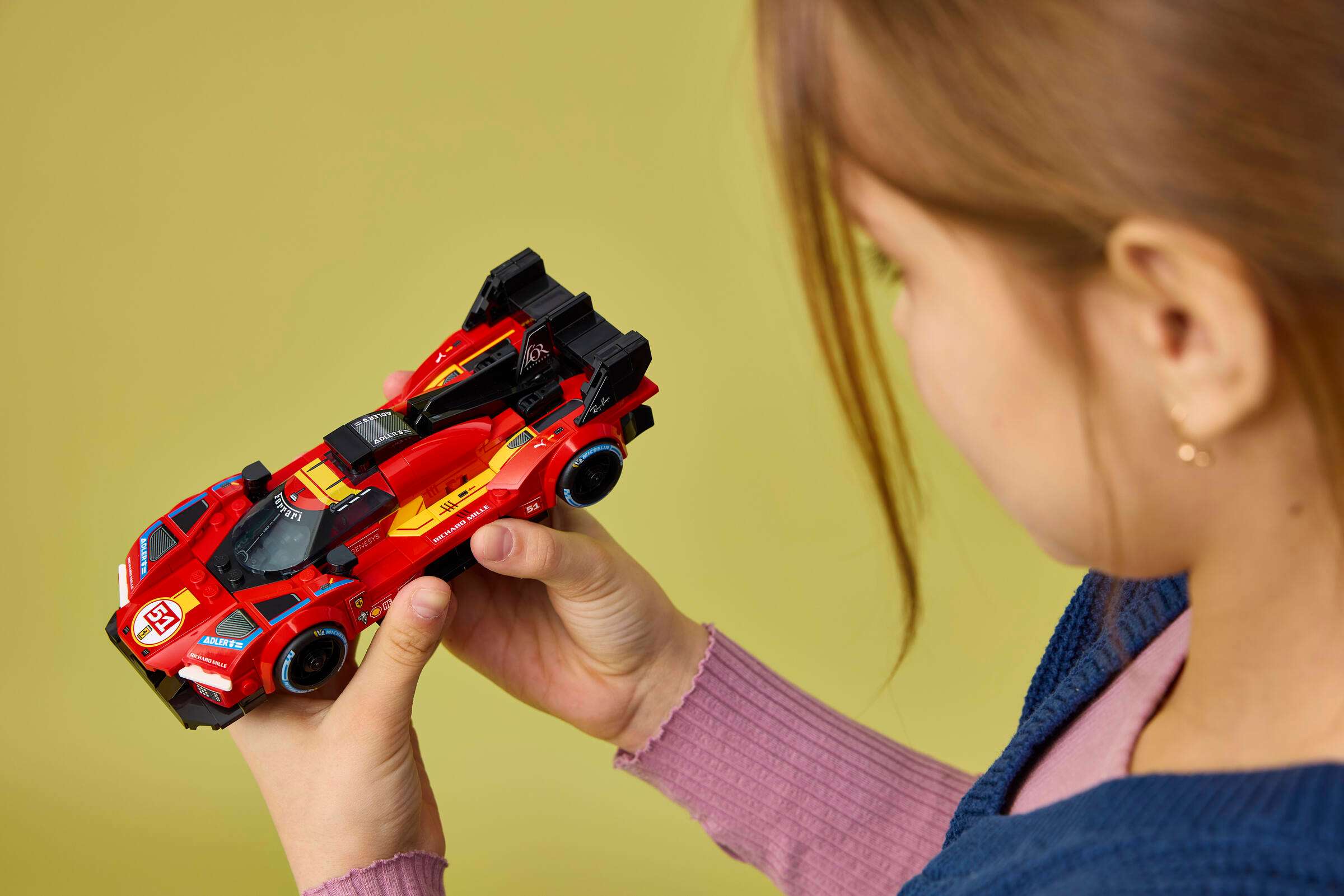 LEGO Speed Champions Ferrari 499P 77261 play scene