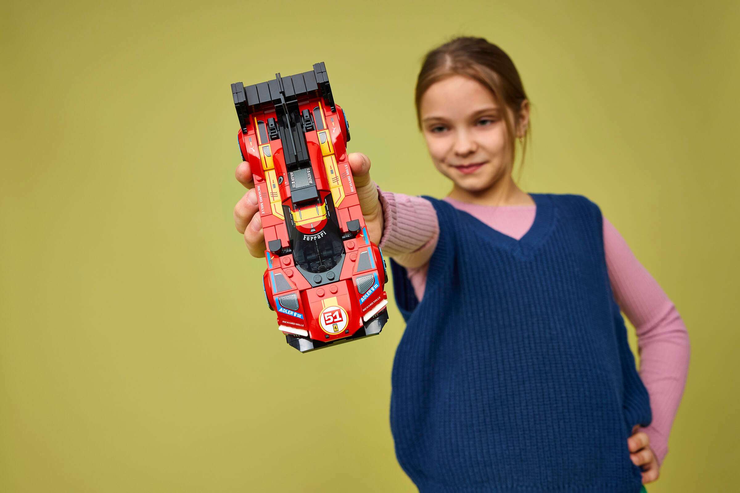 LEGO Speed Champions Ferrari 499P 77261 play scene