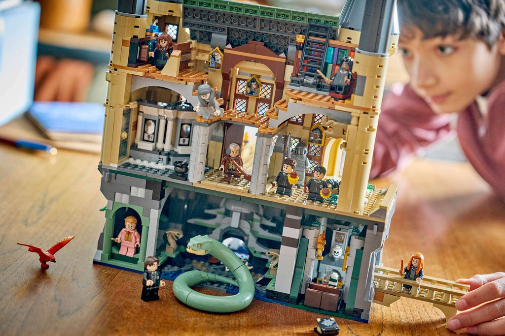 LEGO Harry Potter Hogwarts Castle: East Wing 76473 play scene