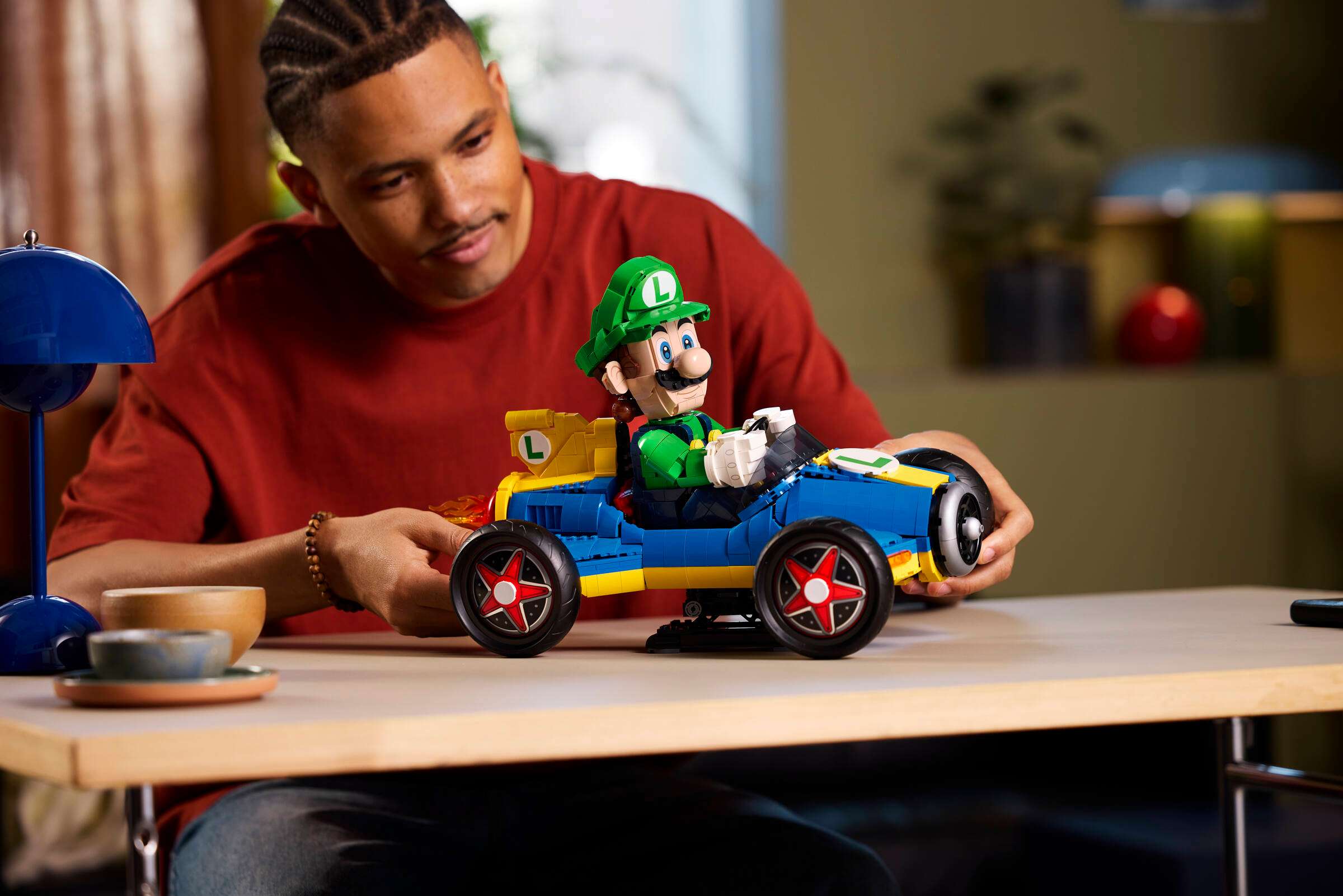 LEGO Super Mario Mario Kart - Luigi & Mach 8 72050 being built