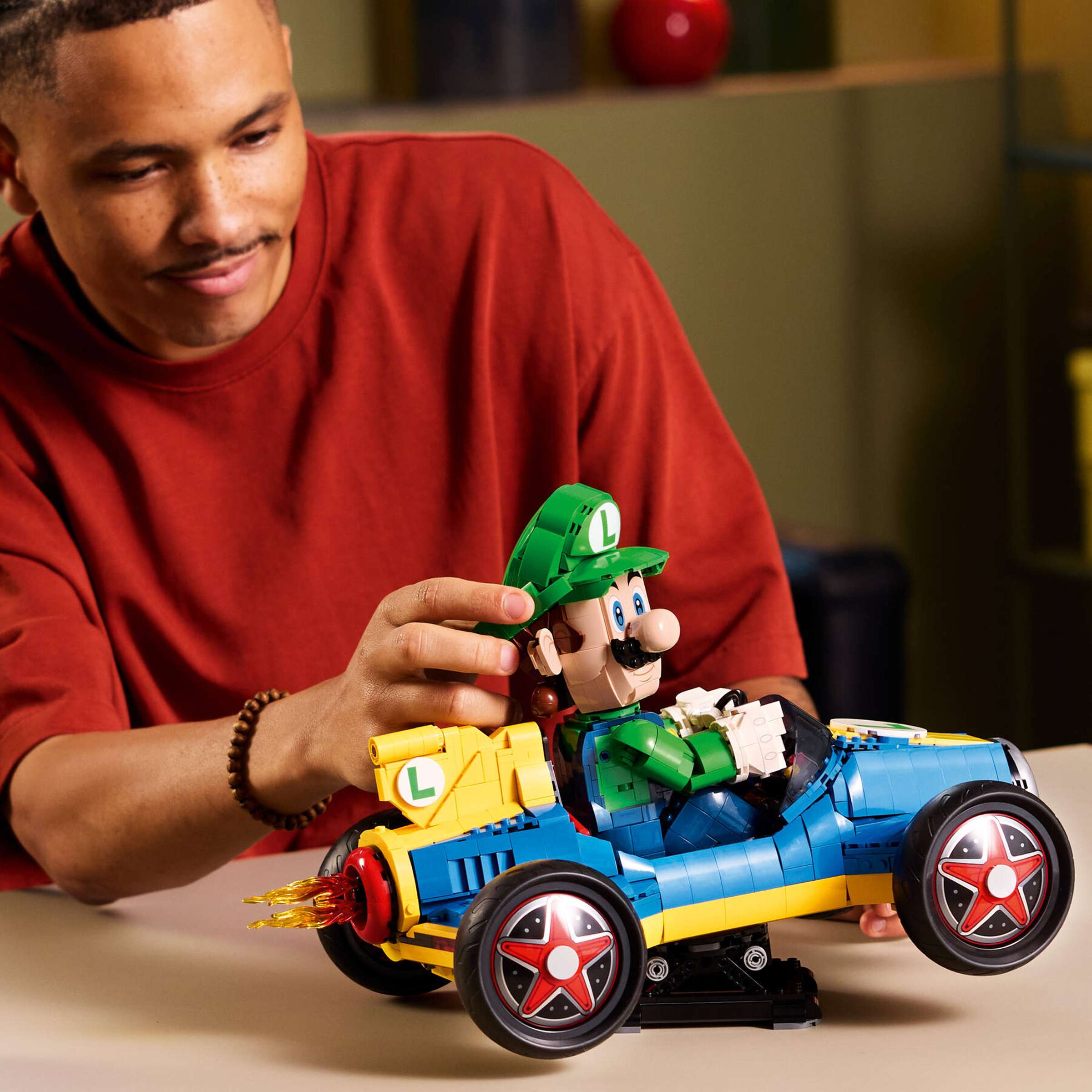 LEGO Super Mario Mario Kart - Luigi & Mach 8 72050 play scene