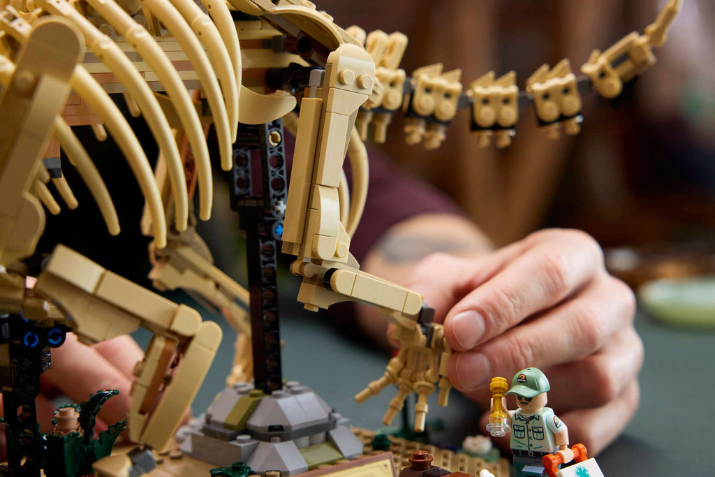 LEGO Jurassic World Dinosaur Fossils: Triceratops 77985 being built
