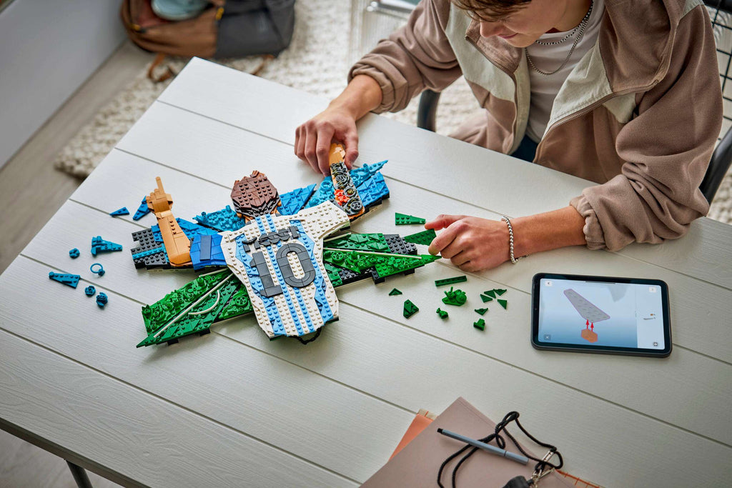 LEGO Editions Lionel Messi - Celebration 43018 being built