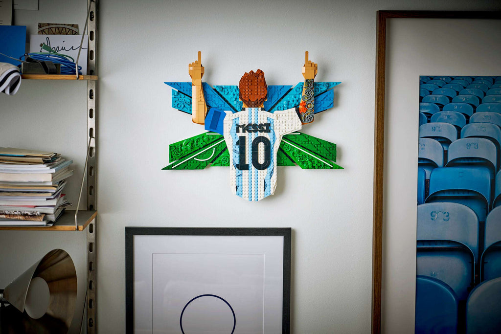 LEGO Editions Lionel Messi - Celebration 43018 on display