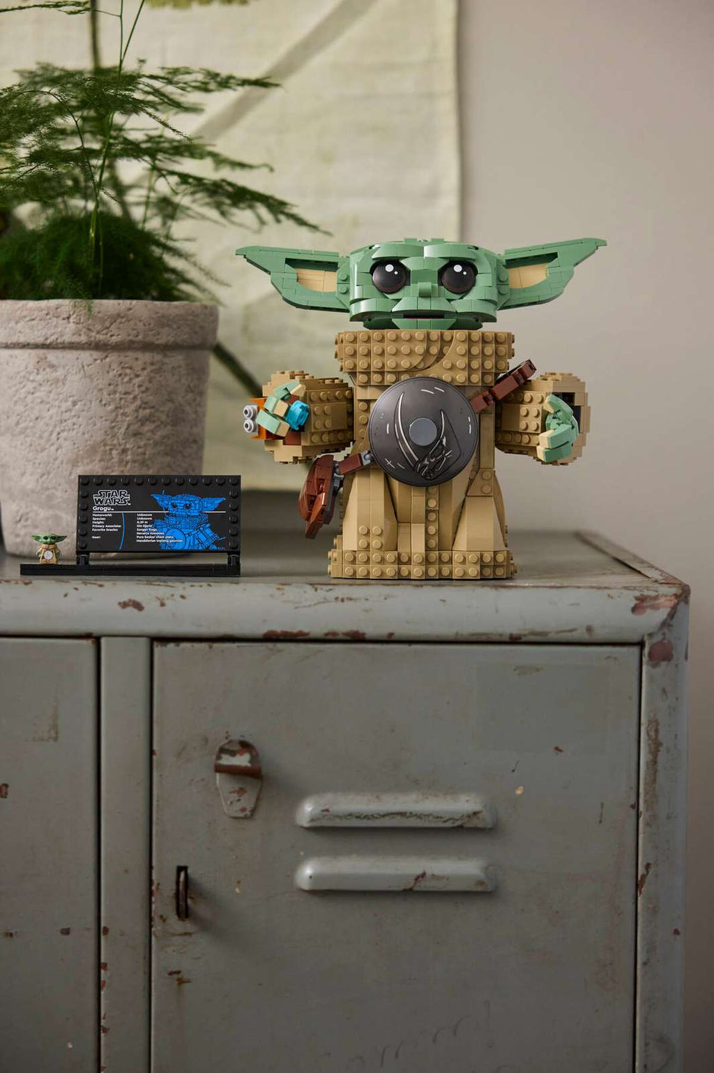 LEGO Star Wars Grogu (Mandalorian Apprentice) 75446 play scene
