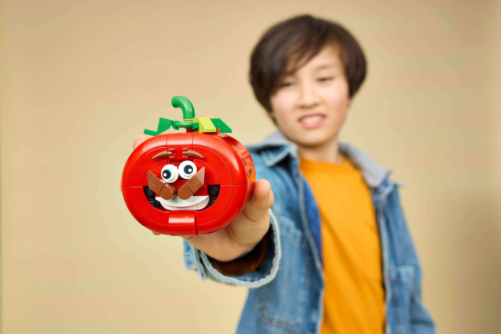 LEGO Fortnite Tomatohead 77079 play scene