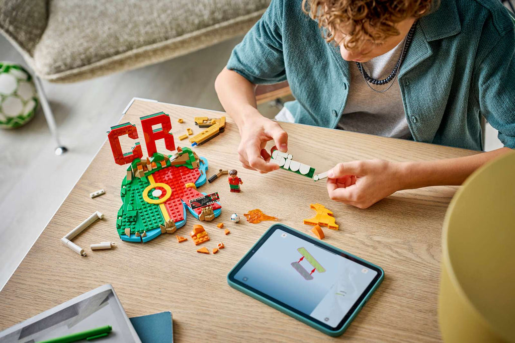 LEGO Editions Cristiano Ronaldo - Football Highlights 43012 being built